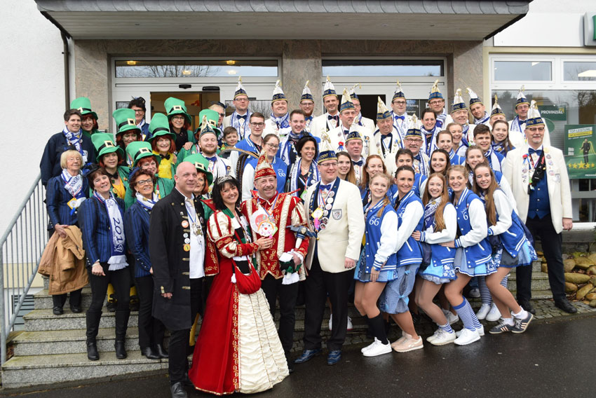 Gruppenfoto der Karnevalsgesellschaft vor dem neuen Gemeindebüro in Windhagen