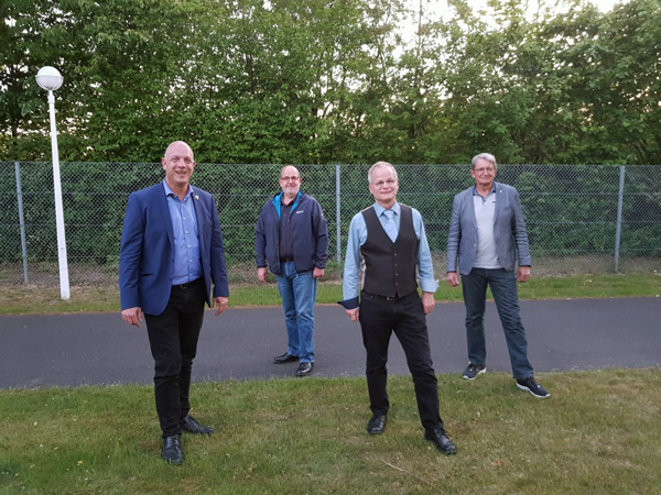 Das Bild zeigt die komplette Gemeindeleitung der Ortsgemeinde Windhagen mit Corona-Abstand. Von links nach rechts: Martin Buchholz (Ortsbürgermeister), Hans Dieter Geiger (1.Beigeordneter), Dr.Thomas Stumpf (Beigeordneter) und Eberhard Mandel (Beigeordneter). Bildquelle: Sebastian Höller