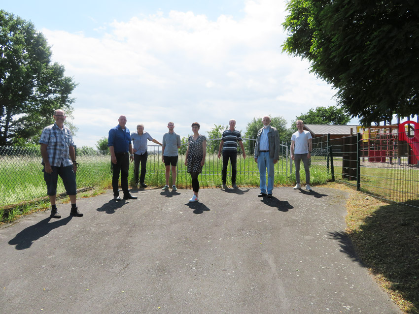 Im Rahmen einer Ortserkundung wurden die Ortsteile sowie der Kernort unserer Ortsgemeinde besichtigt. Vlnr: Alfons Ewens (Beigeordneter VG Asbach), Martin Buchholz (Ortsbürgermeister), Egon Dasbach (Arbeitsgruppe G-BfW), Marvin Stiewing (TU Kaiserslautern), Dr. Swantje Grotheer (TU Kaiserslautern), Heinz Joachim Bösing (Arbeitsgruppe CDU/FDP), Dr. Roland Kohler (Arbeitsgruppe B90/Die Grünen), Arne Henriksen (TU Kaiserslautern). (Dr. Thomas Stumpf als Mitglied der Arbeitsgruppe für die SPD Fraktion musste die Ortserkundung früher verlassen und fehlt daher auf dem Bild).