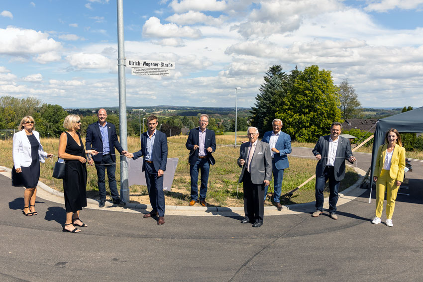 Bei der Enthüllung des Straßennamensschildes vlnr:
Simone Stevens (Tochter Ulrich Wegener), Susanne Wegener (Tochter Ulrich Wegener) Martin Buchholz (Ortsbürgermeister Windhagen), Jérôme Fuchs (Kommandeur der GSG 9 der Bundespolizei), Erwin Rüddel (MdB), Josef Rüddel (Ortsbürgermeister a.D u. Ehrenbürger), Achim Hallerbach (Landrat Kreis Neuwied), Michael Christ (Bürgermeister VG Asbach), Ellen Demuth (MdL).