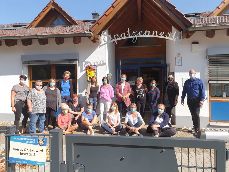 Ortsbürgermeister Martin Buchholz (rechts im Bild) besucht das Spatzennest-Team zur Mittagspause.