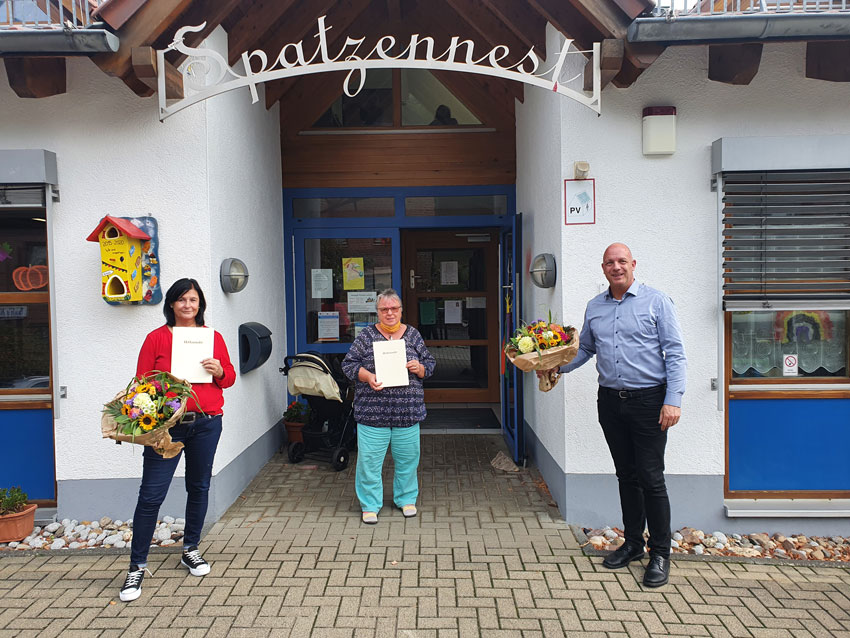 Von links nach rechts: Evi Milz, Griseldis Seitz, Martin Buchholz bei der Übergabe der Urkunden und der Blumensträuße, natürlich mit corona-bedingtem Abstand.