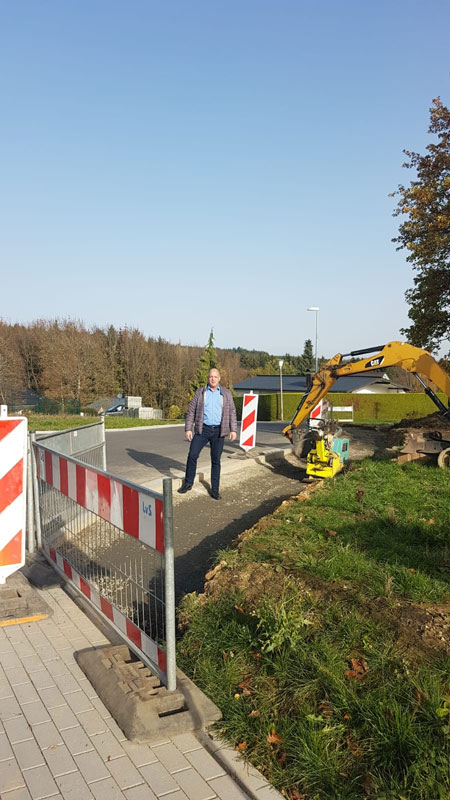 Ortsbürgermeister Martin Buchholz informiert sich im Rahmen einer Ortsbegehung über den Fortgang der Arbeiten. Bildquelle: Privat.