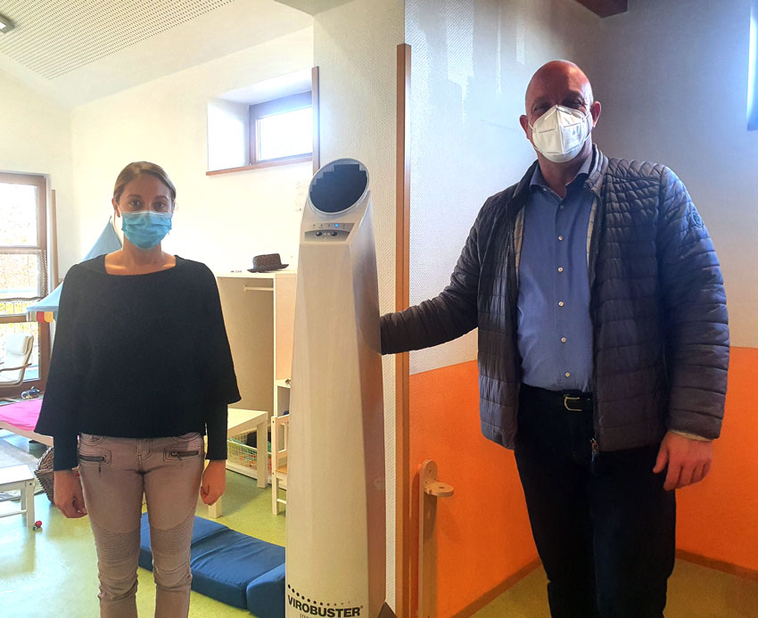 Frau Nina Paul (KiTa Spatzennest) und Martin Buchholz (Ortsbürgermeister) bei der Inbetriebnahme eines Luftreinigungsgerätes in der KiTa Spatzennest.