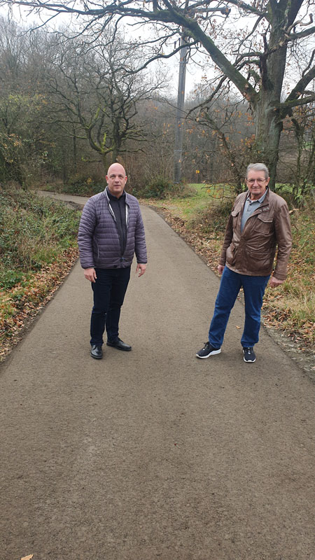 Ortsbürgermeister Martin Buchholz und Beigeordneter Eberhard Mandel informierten sich im Rahmen einer Ortsbegehung über den Fortgang der Arbeiten. . Bildquelle: Privat.