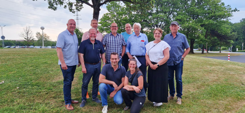 Martin Buchholz (Ortsbürgermeister/Lenkungsgruppe), Lothar Köhn (Lenkungsgruppe), Christian Sögtrop (Handlungsfeld 1), Hans Dieter Geiger (1.Beigeordneter), Martin Blanck (Vertreter Lenkungsgruppe), Dr. Roland Kohler (Lenkungsgruppe), Christin Retschela (Handlungsfeld 4), Rolf Kahmann (Lenkungsgruppe), Markus Zeitlhofer (Handlungsfeld 2), Dr. Nina Gottselig (Handlungsfeld 3). Bildquelle: Esma Bürlükkara vom Restaurant Bürgerhaus