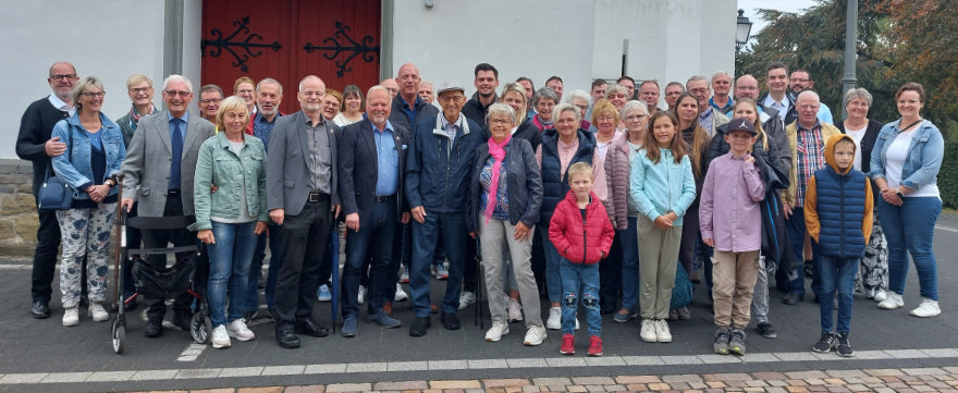 Nach dem Dankgottesdienst gab es noch ein Erinnerungsfoto mit dem Zelebranten Dr. Thomas Bahne- Bildquelle: Erwin Höller