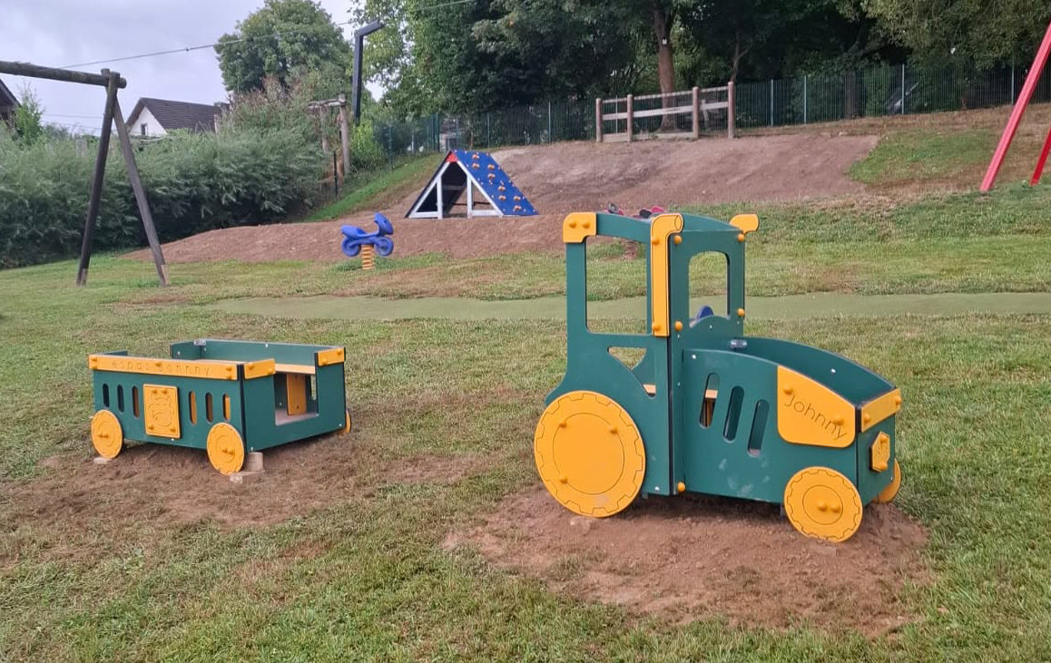 Neue Spielgeräte auf dem Spielplatz an der Hauptstraße