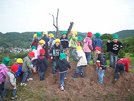 Kinder spielen draussen